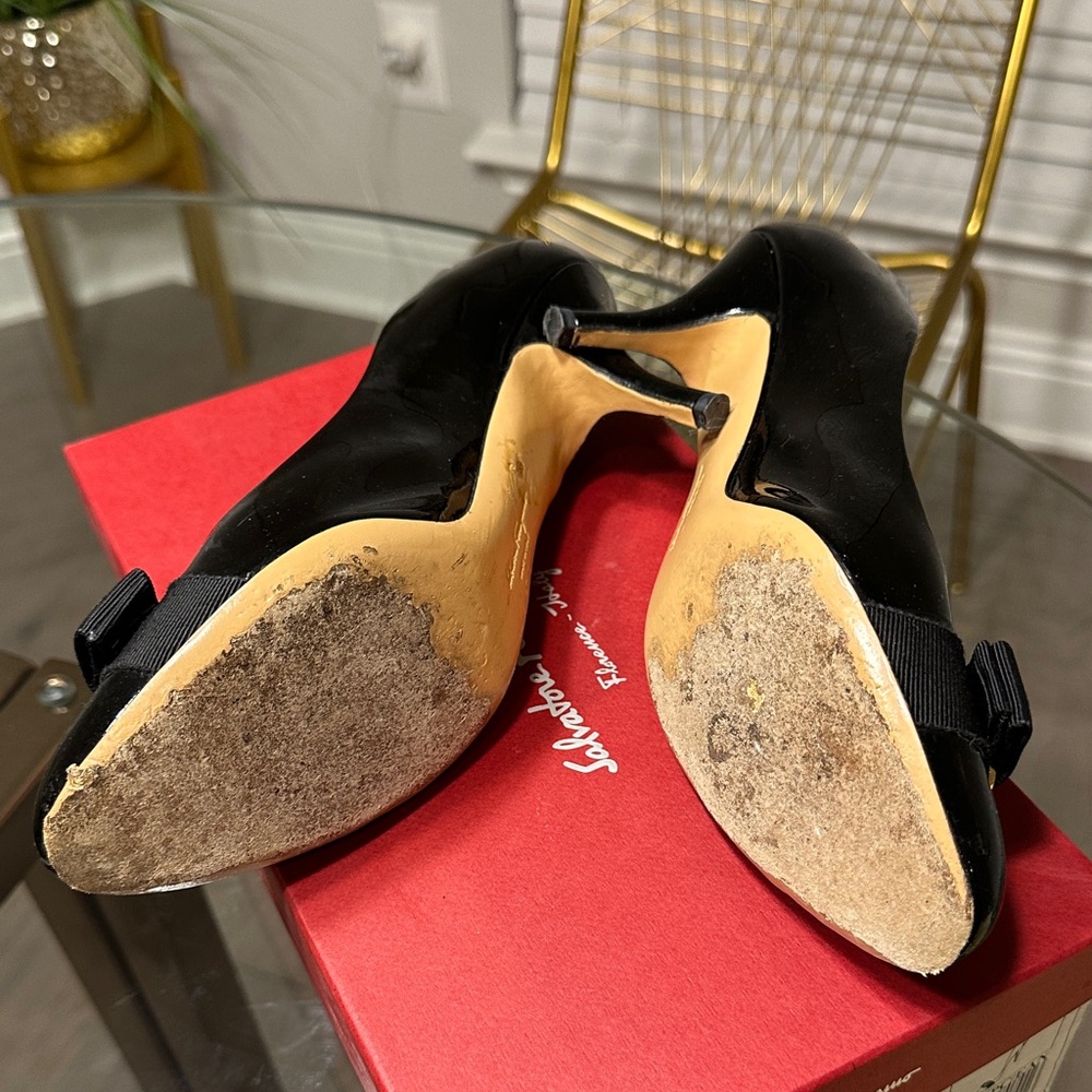 Salvatore Ferragamo Black Patent Leather Bow Pumps with Gold Plate - Picture 7 of 7